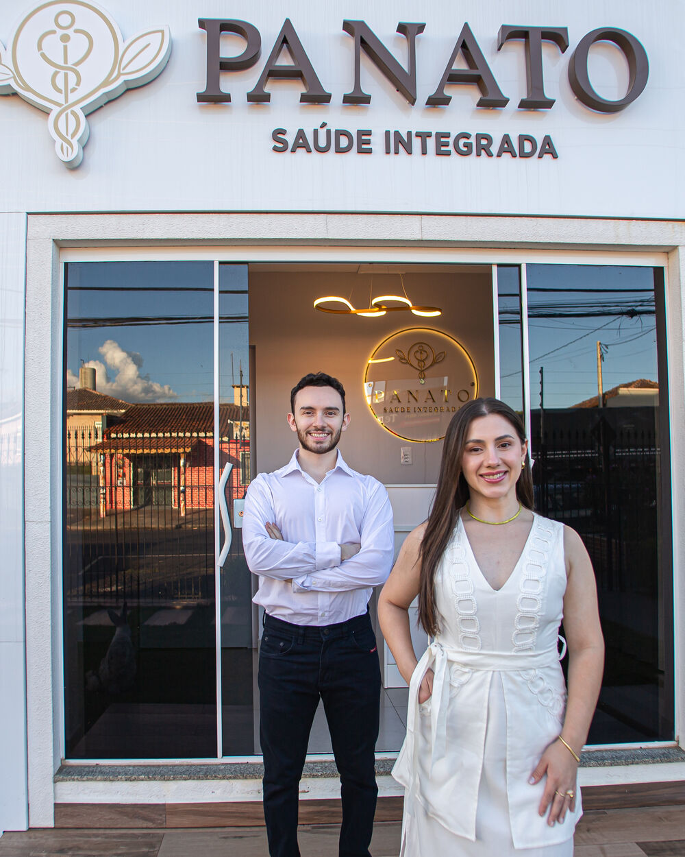 Lucas e Ana Paula em frente à clínica Panato
