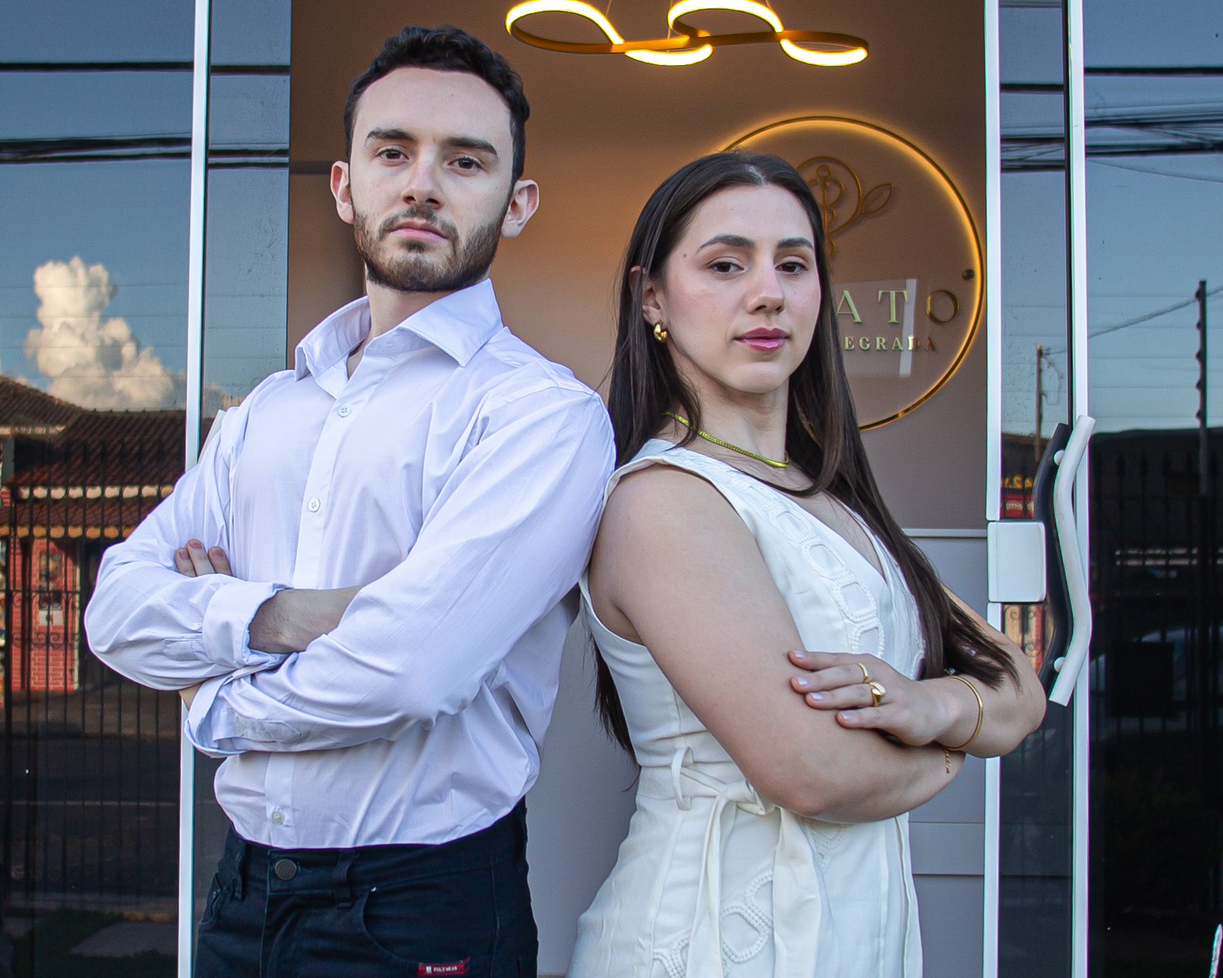 Dr. Lucas Panato e Dra. Ana Paula Stefanczak em frente à clínica Panato