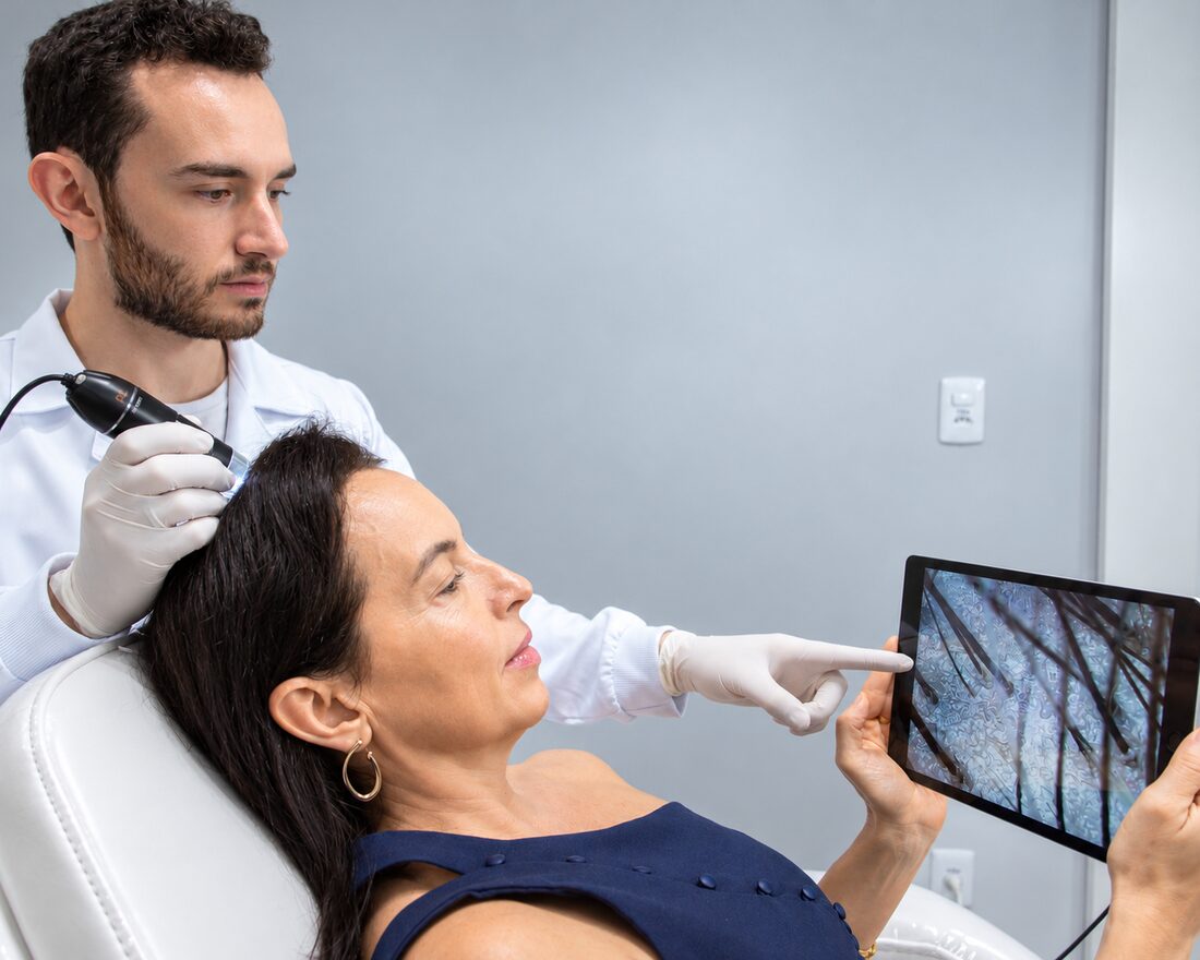 Dr. Lucas Panato realizando exame capilar com tricoscópio